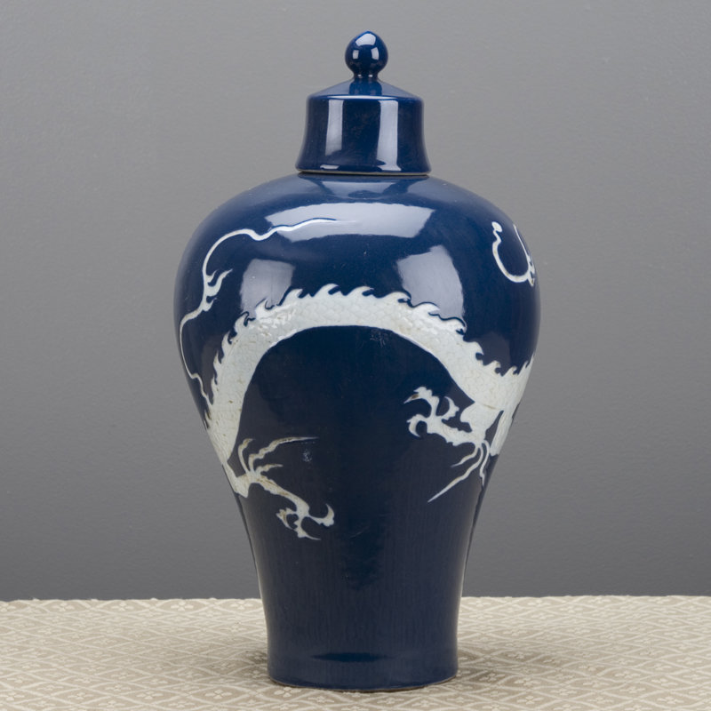 Pot en porcelaine bleu foncé avec motif de dragon blanc