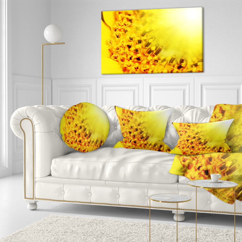 Gros plan d'un tournesol jaune vif - Coussin décoratif à imprimé floral, 12 po x 20 po, Rectangulaire