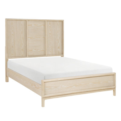 Lit à panneau contemporain grand format avec placage de chêne et tête de lit à trois panneaux, parfait pour un décor bord de mer et maison de campagne.