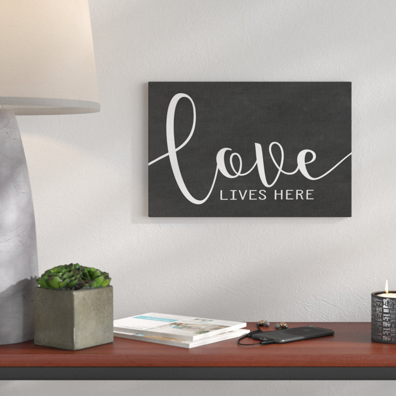 «Love Lives Here» par Lettered and Lined - impression d'art textuel, H 24 po x l 30 po x P 1,5 po, Toile tendue