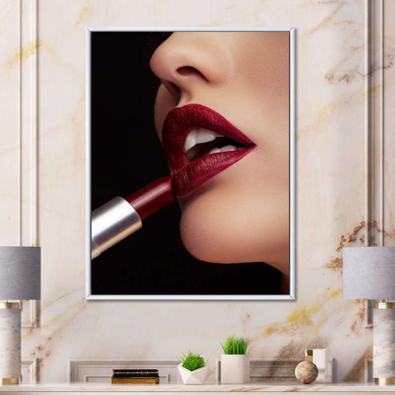 Application de rouge à lèvres sur les lèvres - photographie sur toile, H 20 po x l 12 po x P 1po, Toile blanche encadrée