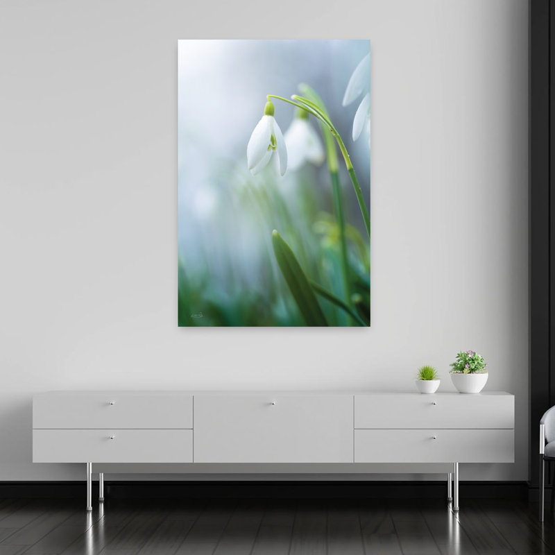 «A Snowdrop's Tale», art floral contemporain, H 60 po x l 40 po
