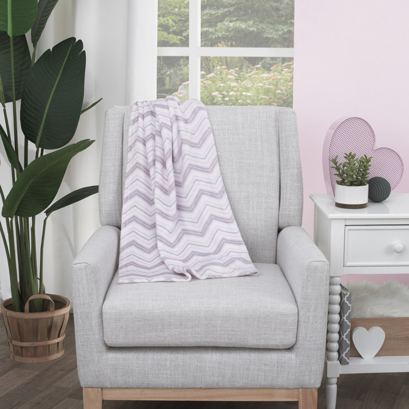 Couverture pour bébé Little Love par NoJo Janko - Chevron rose, blanc et gris