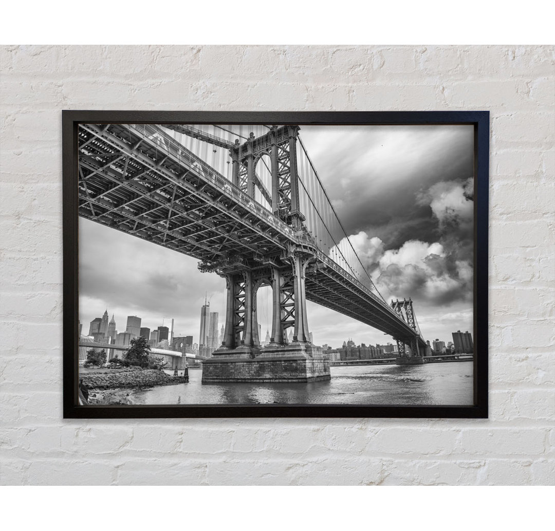 NYC Schwarz-Weiß-Brücke unter Wolken - Einzelner Bilderrahmen Kunstdrucke auf Leinwand