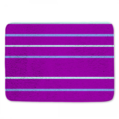 Tapis de bain mauve à rayures bleues