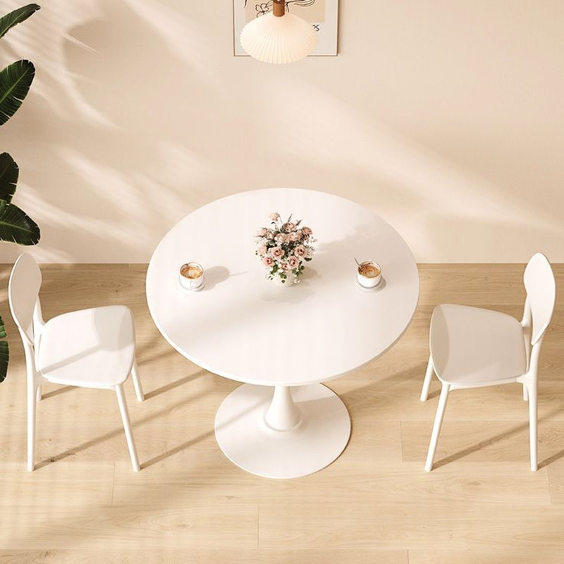Élégante table de salle à manger blanche avec base ronde en acier et matériaux en acier