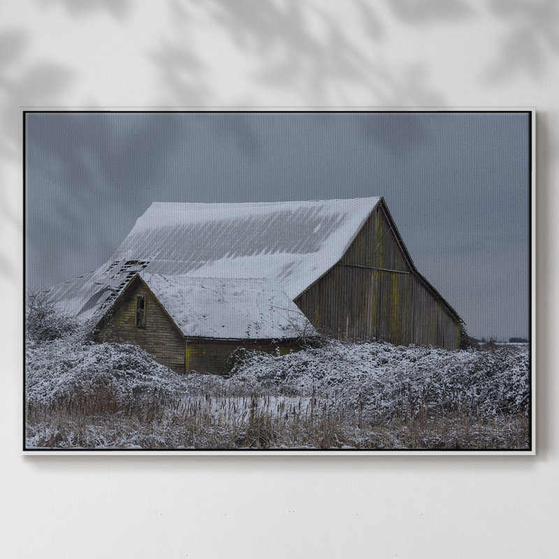 Winter Barn, impression sur toile encadrée, H 27 po x l 41 po x P 2 po, Blanc