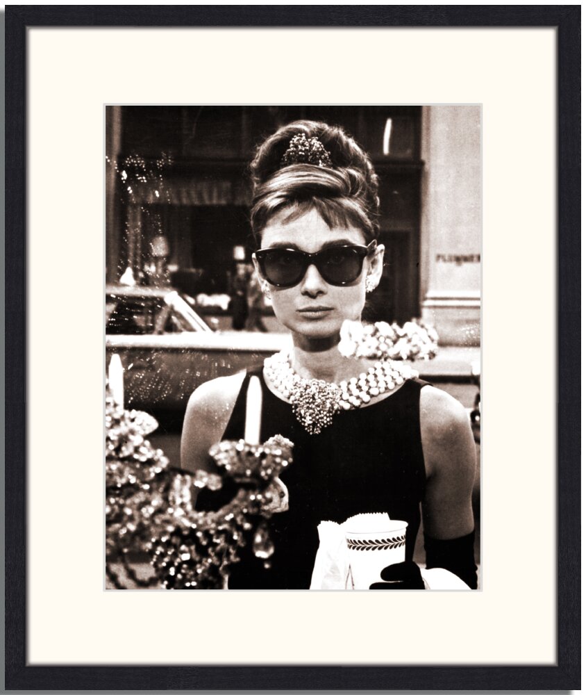 Gerahmtes Poster Audrey Hepburn an Tiffanys Fenster