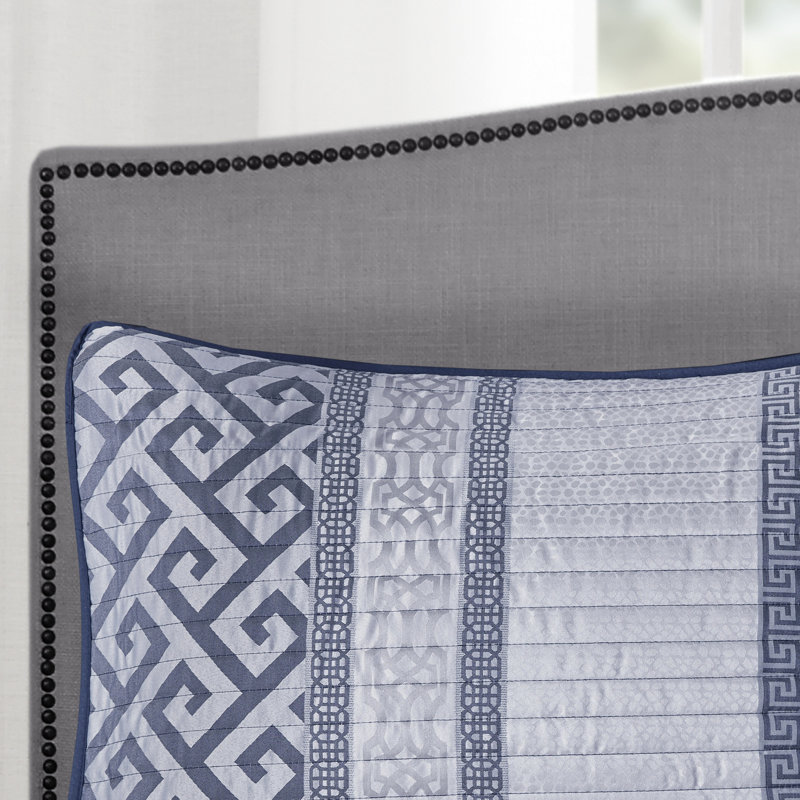 Ensemble 4 pièces de luxe bleu marine avec rembourrage. Comprend 2 taies décoratives et 1 coussin décoratif. Facile à repasser et lavable à la machine
