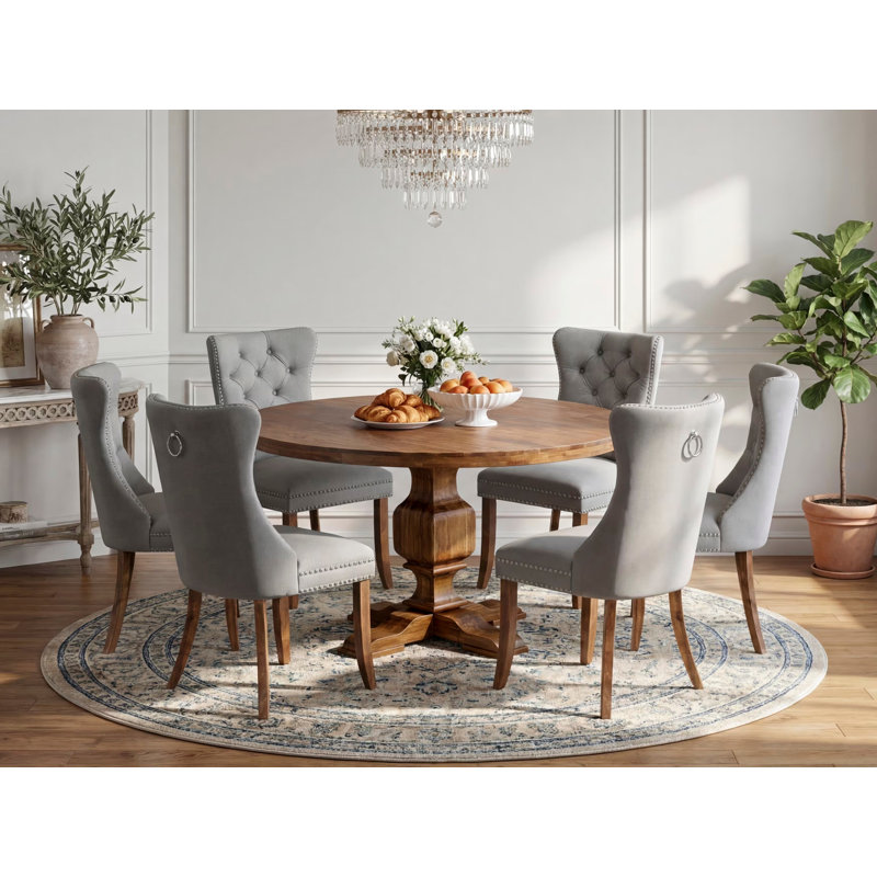 L'ensemble de salle à manger 7 pièces comprend une table de style Mid-Century et 6 chaises rembourrées en similicuir gris clair avec dossier capitonné, noyer antique