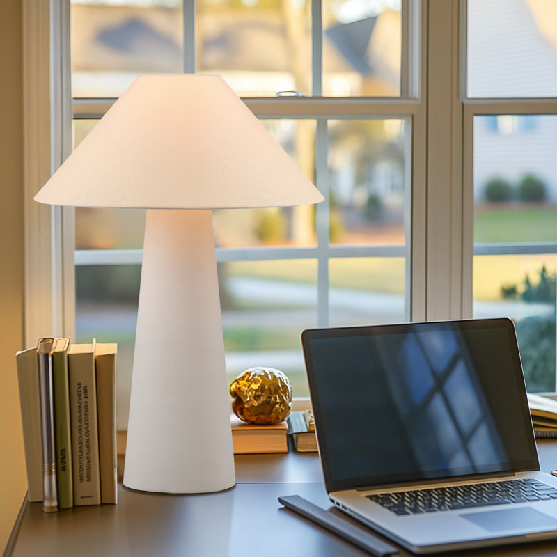 Lampe de table en céramique 18 po Novogratz X Globe, crème mat, abat-jour en tissu effilé blanc cassé, interrupteur à bascule en ligne, cordon transparent de 5 pi, bureau personnel, bureau, salon