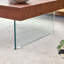 Table basse carrée en panneau de fibres à densité moyenne de couleur noyer - 31,5 po x 31,5 po avec pieds en verre trempé. Autocollant de panneau de densité, pieds en verre renforcé. Autocollant de couleur noyer.