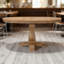 Table de salle à manger ovale extensible avec une surface spacieuse et une conception polyvalente, parfaite pour les réunions de famille et les invités.-434094702