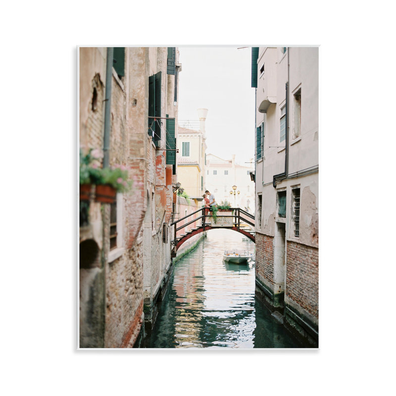 «Couple on Canal Bridge» par Justine Milton