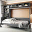 Grand lit mural avec tablettes, gris, multifonctionnel et peu encombrant, dans des appartements convenables