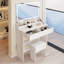 Coiffeuse de maquillage-563919807