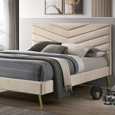 Très grand lit beige avec pieds inclinés et tête de lit rembourrée confortable de style moderne Mid-Century avec accents dorés