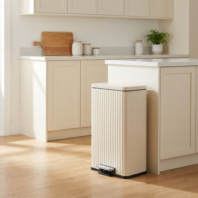 Poubelle à pédale en acier inoxydable 8 gallons avec couvercle à fermeture en douceur