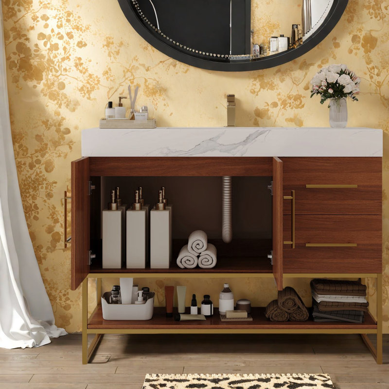 Meuble-lavabo moderne spacieux avec lavabo en céramique, détails dorés et rangement