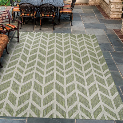 Tapis intérieur / extérieur à motif de chevrons et de couleur vert champagne Matthes