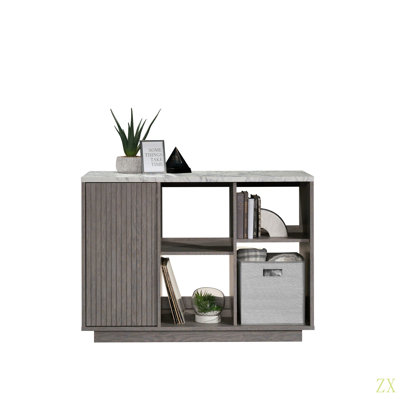 Finition de l'armoire de rangement décorative avec tablettes réglables et gestion des câbles intégrée