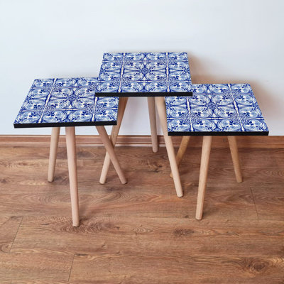 Ensemble de 3 tables gigognes élégantes, bleu marine et blanc, 13,8 po x 20,5 po x 13,8 po | 100% panneau de fibres à densité moyenne avec pieds en bois de hêtre, épaisseur: 0,7 po | Conception géométrique orientale, parfaite pour le salon et la décoration moderne