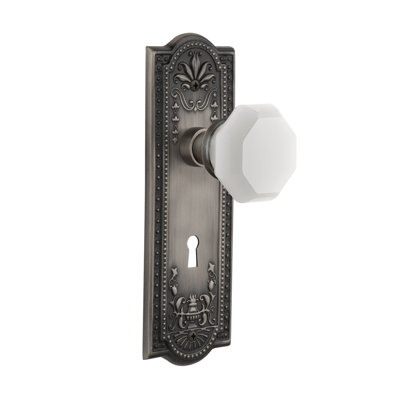 Meadows Plate with Decorative Keyhole and Waldorf White Milk Knob