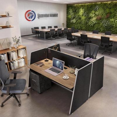 Bureau moderne 59 po pour 2 personnes avec poste de travail, bureau en chêne avec panneaux de cloisons d'intimité noirs, prise de courant intégrée, bureau double pour bureau ouvert commercial