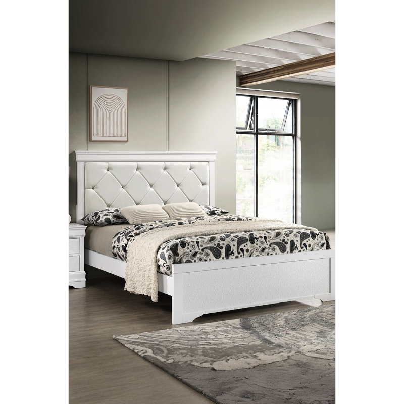 Très grand lit à panneau avec tête de lit tapissier et capitonnage blanc pour une chambre relaxante, Très grand lit