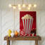 La toile crée une image en gros plan éclatante d'une boîte à popcorn rayée classique avec un popcorn blanc moelleux posé sur une toile-1274592088