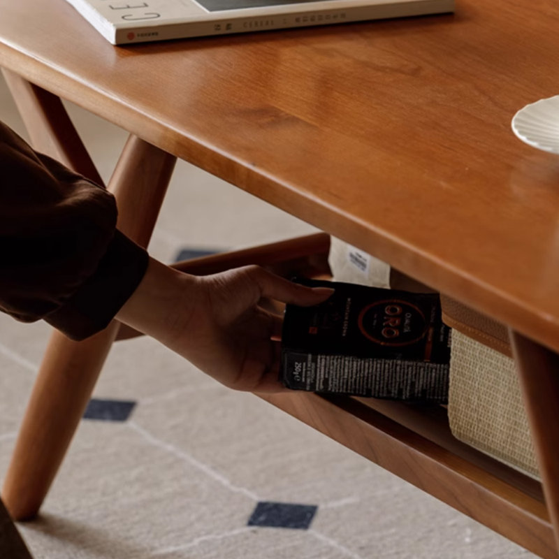 Table basse en bois au design rétro minimaliste
