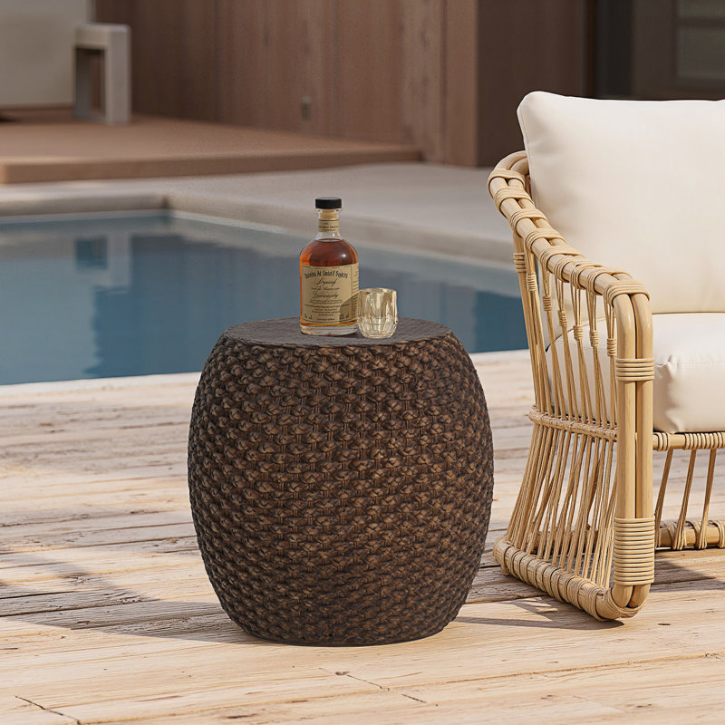 Table d'appoint en faux rotin