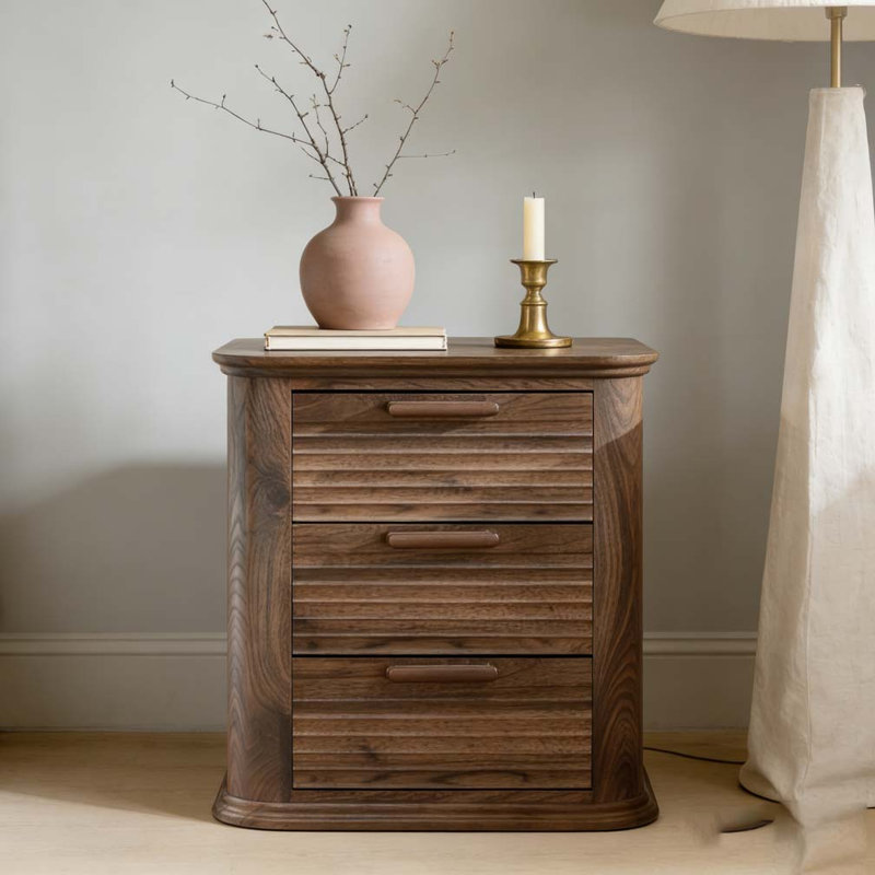 Table de chevet cannelée de 22 po de largeur avec station de charge, Noyer