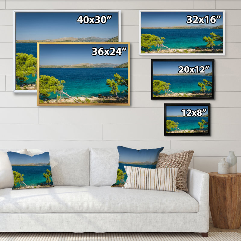 Plage avec eau cristalline en Croatie - Reproduction de photo sur toile, H 12 po x l 20 po x P 1 po, Cadre flottant doré