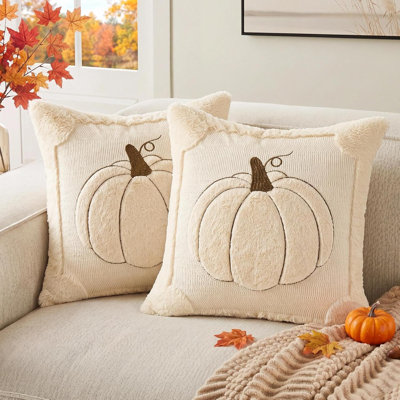 Housses de coussin décoratives d'automne 18x18, lot de 2, housses double face en fausse fourrure beige citrouille avec broderie 3D en relief de grande citrouille, conçues pour les salons, les chambres et une décoration intérieure automnale confortable.
