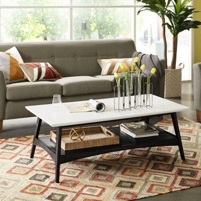 Table basse d'inspiration Mid-Century, en bois massif et, deux tons, et noir, assemblage requis avec tablette de rangement pratique, cadre de table moderne, surface, contraste de tons, utilitaire