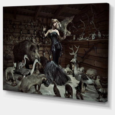 Femme parmi des animaux sauvages - impression sur toile tendue