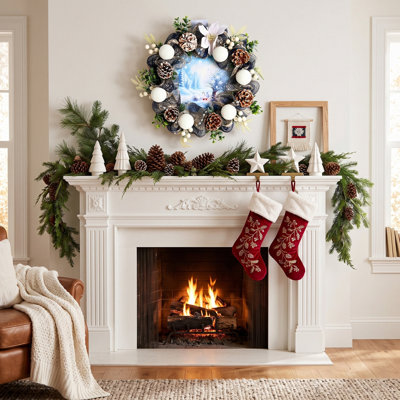 Couronne de Noël pré-éclairée scène d'hiver, couronne en maille marine lumineuse de 15,7 pouces avec boules blanches, pommes de pin givrées, poinsettia blanc pour la porte d'entrée des Fêtes