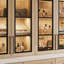 Vitrine et vaisselier lumineux de 180 cm de large avec 4 portes en verre trempé, 5 tiroirs et éclairage à 3 couleurs