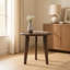 Table de bout ronde en bois massif à 3 pieds avec finition noyer, table d'appoint Mid-Century moderne pour petits espaces, salon et chambre à coucher