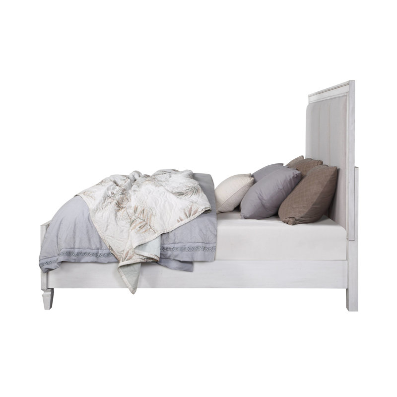 Grand lit en lin gris au fini rustique avec une atmosphère de chambre à coucher apaisante, Grand lit