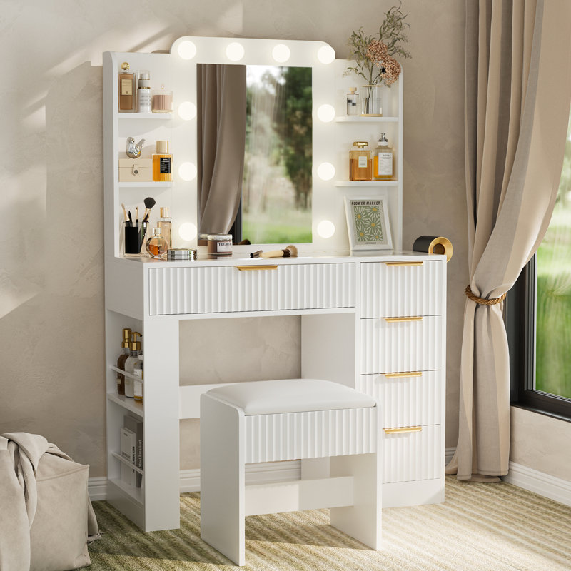 Table de coiffeuse et tabouret avec station de charge, cinq tiroirs, plateau de table transparent pour la chambre à coucher - blanc, miroir de 55,81 po de hauteur, lumières, tablettes, largeur de 15,7 tiroirs