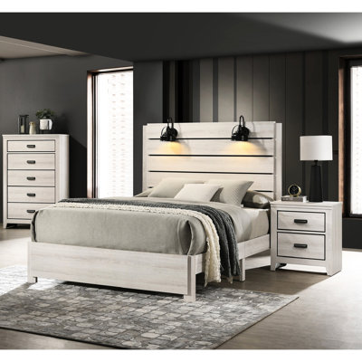 Grand lit traditionnel, fini blanc crème vieilli, décor de chambre à coucher de style rustique avec tête de lit, bois
