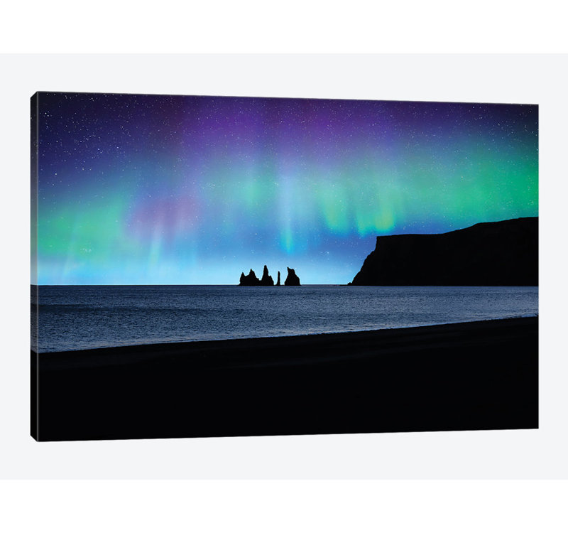 «Vik Under Lights» par Philippe Sainte-Laudy, reproduction de photo sur toile, H 8 po x l 12 po x P 0,75 po