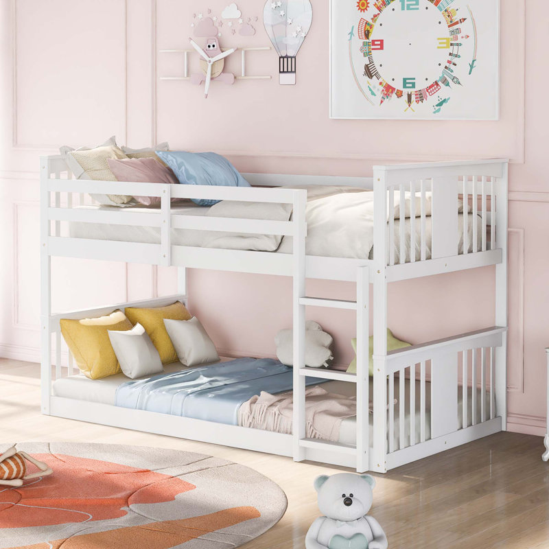 Lit superposé simple au-dessus de simple avec échelle et garde-corps, fabriqué en bois de pin massif pour une solution de sommeil durable et sécuritaire