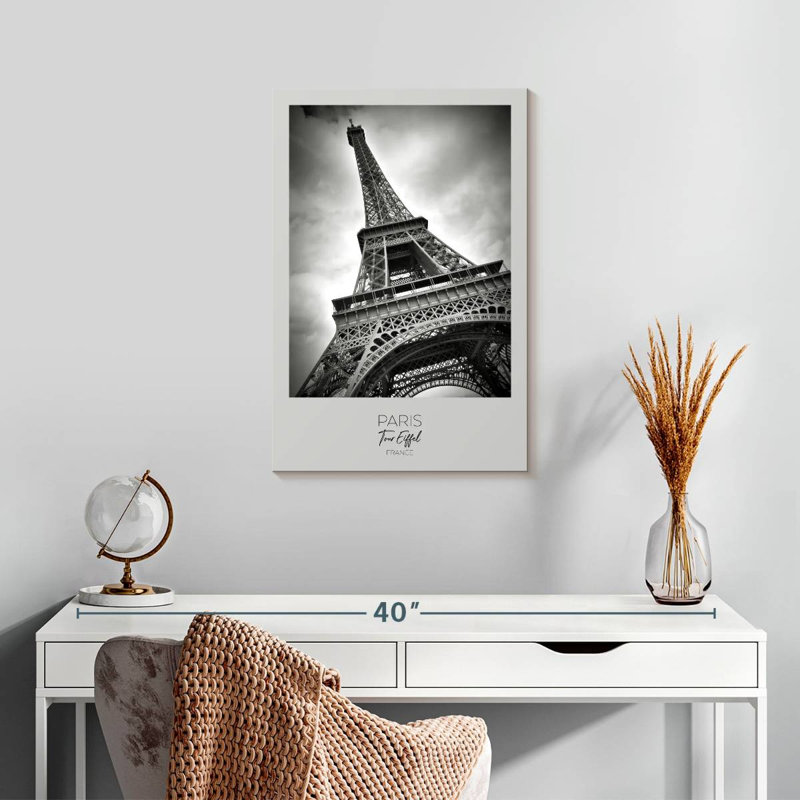 Portrait de Lilie Paris Tour Eiffel, H 24 po x l 16 po