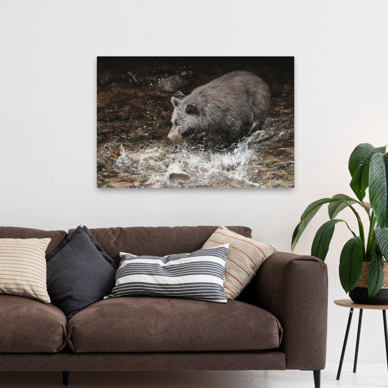 Salmon Splish Slash - Photographie contemporaine d'ours éclaboussant, H 32 po x l 48 po