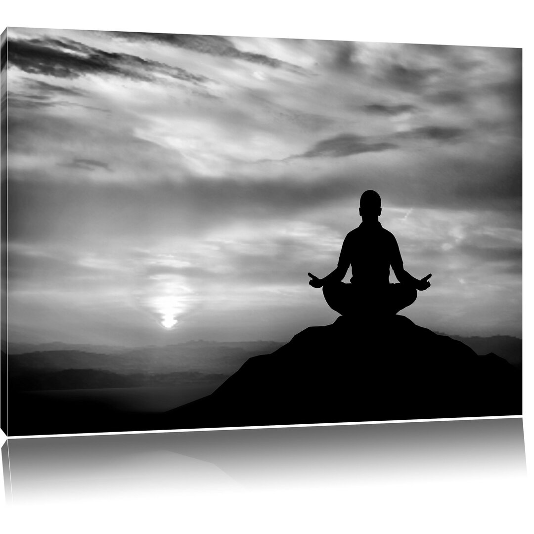 Leinwandbild Meditation im Sonnenuntergang in Monochrom