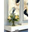 Arrangement floral en fausse protée, allium et eucalyptus dans un vase