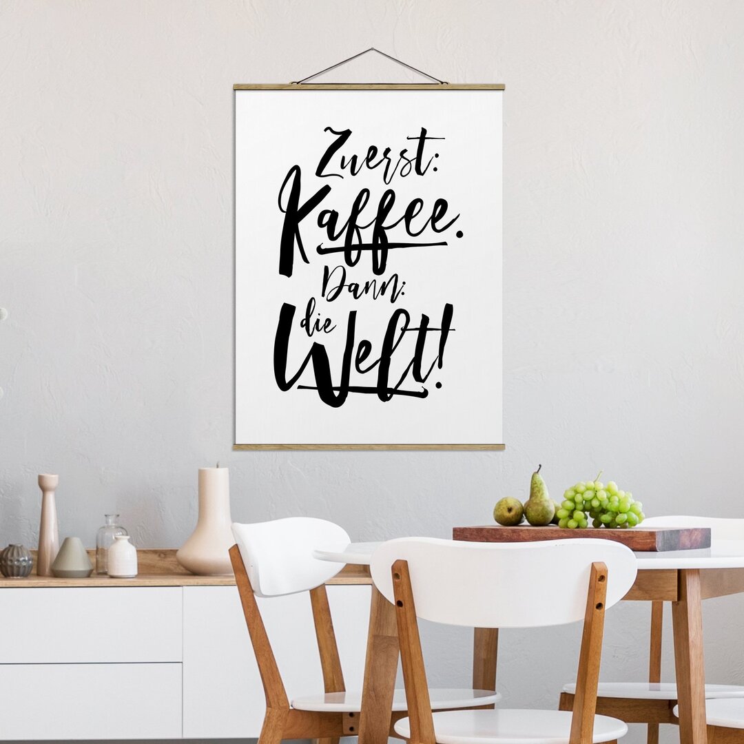 Stoffbild Mit Posterleisten - Zuerst Kaffee Dann Die Welt - Hochformat 4:3